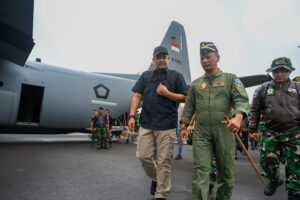 Gubsu Bobby Nasution Terbang Tapteng – Sibolga, Bawa Logistik dan Obat-obatan 