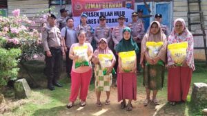 Polsek Bilah Hulu Berbagi Bantuan Pangan kepada Warga Kurang Mampu