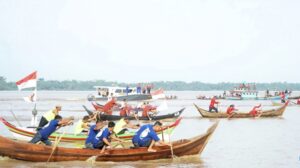 Bupati Labuhanbatu dan Ribuan Warga Saksikan Lomba Dayung Sampan Tradisional