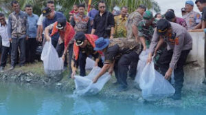 Bupati Karo Pimpin Penebaran Benih Ikan Nila di Perairan Umum Lau Mandin, Desa Tanjung Pamah, Kecamatan Mardingding