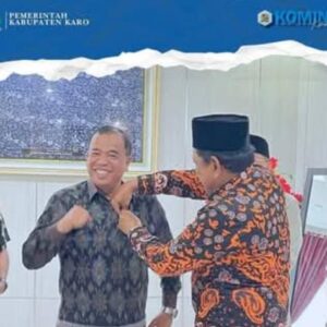 Audensi ke Provinsi Bengkulu, Bupati Karo Terima Pin Merah Putih dari Wagub Bengkulu