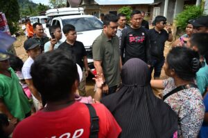 Temui Warga, Gubsu Bobby Nasution Terobos Banjir dan Longsor di Tapteng, Salurkan Bantuan Logistik