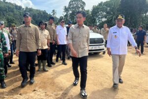 Wagubsu Dampingi Wapres RI Gibran Tinjau Dua Desa Lokasi Banjir dan Longsor Tapsel