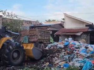Tanggapi Keluhan Warga, Anggota DPRD Labuhanbatu Penry Nababan Bersihkan Sampah di Pasar Ajamu