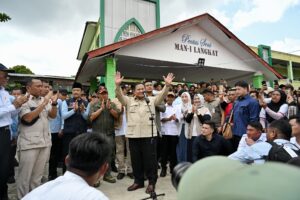 Tinjau Lokasi Pengungsian Langkat, Presiden Prabowo Pastikan Terus Pantau Pemulihan Bencana di Sumut