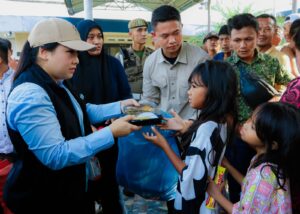 Rico Waas dan Airin di Tanjung Mulia Bagikan Sembako untuk Warga Terdampak Banjir