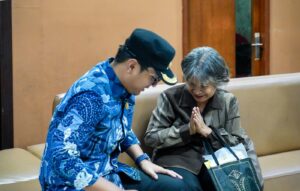 Rico Waas Tinjau Disdukcapil, Instruksikan Layanan Jemput Bola untuk Korban Banjir