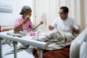 Rico Waas Jenguk Pasien Korban Banjir di RS Hermina