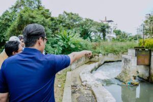Susuri Sungai Batuan, Rico Waas Temukan Pemicu Banjir Ada Penyempitan 
