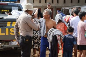 Selimut Sehangat Kasih Ibu, Polres Tapteng Bagikan Bantuan Pakaian untuk Korban Banjir