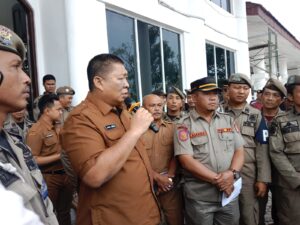 Ratusan Warga Jalan Setia Geruduk Kantor Bupati Minta Tembok Maiteryawira Dibongkar