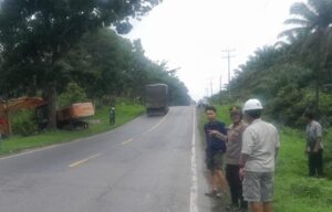 Cegah Genangan di Jalinsum Labura, Polsek NA IX-X Bersihkan Parit dan Gorong-gorong
