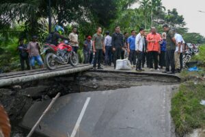 Salurkan Bantuan, Gubsu Bobby Nasution Tinjau Korban Banjir dan Jalan Putus di Langkat