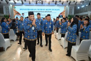 Serahkan 248 SK Penugasan Kepala Sekolah, Gubsu Bobby Nasution Ingatkan Jangan Ada Pungli