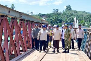 Bobby Nasution Dampingi Prabowo Tinjau Pembangunan Jembatan dan Pengungsi Korban Bencana di Tapsel