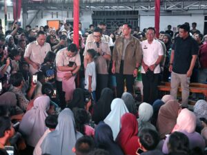 Malam Tahun Baru di Pengungsian, Bobby Nasution Dampingi Prabowo Kumpul Bersama Warga