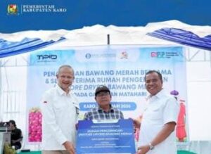Bupati Karo Hadiri Serah Terima Bantuan Rumah Pengeringan dan Gerakan Tanam Bawang Merah di Gapoktan Matahari