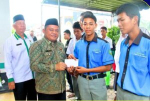 Wabup Labuhanbatu Serahkan Bantuan Pendidikan untuk Pelajar Kurang Mampu