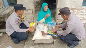 Jumat Berkah, Kapolsek Panai Tengah Bagi-bagi Beras untuk Warga Kurang Mampu