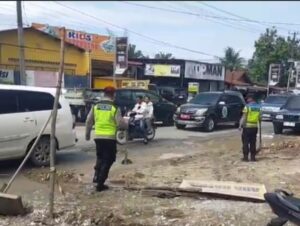 Antisipasi Kemacetan, Personel Pospam 1 Rantauprapat Inisiatif Tambal Jalan Berlubang