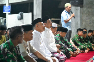 Gubsu Bobby Nasution Salat Tarawih Perdana di Lokasi Terdampak Bencana Tukka Tapteng