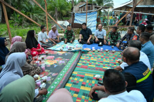 Gubsu Bobby Nasution Buka Puasa Perdana Ramadan Bersama Warga di Hunian Korban Banjir Sorkam