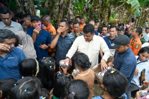 Gubsu Bobby Nasution Temui Langsung Warga Korban Banjir di Tapteng