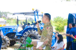 Serahkan Traktor dan Combine Harvester, Zakiyuddin Yakin Produktivitas Petani Meningkat