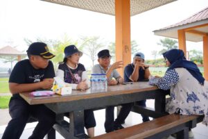 Zakiyuddin Harahap Tinjau Proses Pengangkatan Sampah di Bantaran Sungai