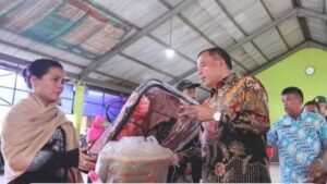 Bupati Karo  Antonius Ginting Langsung Salurkan Bantuan bagi Korban Kebakaran di Desa Tanjung Barus