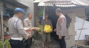Atensi AKBP Jhon Sitepu, Kapolsek Perbaungan Salurkan Bansos Ramadan untuk Korban Kebakaran di Sergai