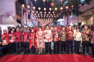 Usai Tarawih, Ribuan Warga Medan Larut Dalam Kemeriahan Imlek
