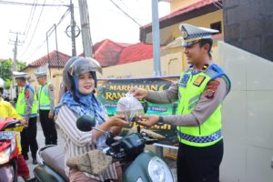 Ramadan, Polres Tebingtinggi Bagikan Takjil Kepada Masyarakat