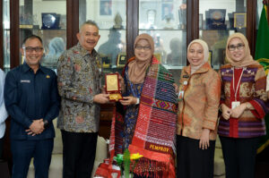 Pj Sekdaprovsu Kembali Terima Bantuan Bencana dari Pemprov Kaltim Rp600 Juta