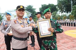 Kapolres Gresik Beri Penghargaan kepada Mayarakat dan Personil