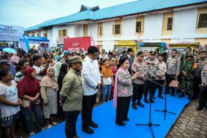 Gubsu Bobby Nasution Dampingi Kapolri dan Ketua Komisi IV Tinjau Korban Bencana dan Salurkan Bantuan