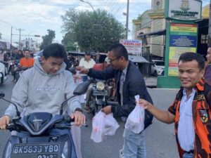 Forwaka Labuhanbatu Bagikan Ratusan Takjil kepada Warga di Rantauprapat