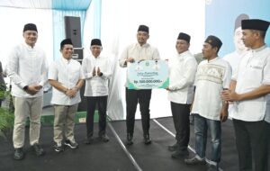 Gubsu Serahkan Hibah Rp500 Juta Kepada BKM Masjid Agung