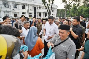 Bobby Nasution Bagikan THR untuk Warga, Sasar Pekerja Informal