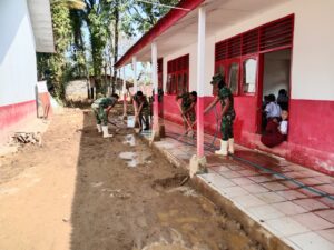 Pembersihan SD Terdampak Banjir Oleh Satgas Kodam I/BB