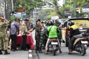 Prajurit Korem 031/WB Bagikan Takjil kepada Pengendara