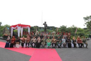 Pangdivif 2 Kostrad Resmikan Patung H.M. Soeharto