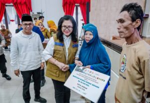 Zakiyuddin Salurkan Bantuan Perbaikan Rumah Korban Siklon Senyar