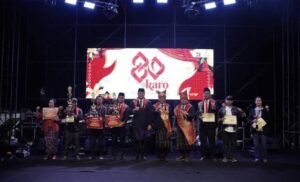Bupati  Karo Serahkan Hadiah Pemenang Lomba Kebersihan Desa