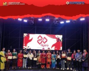 Bupati Karo Serahkan Hadiah Lomba Stand Terbaik