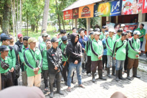 DWP Unimed Bagikan 256 Paket Sedekah Ramadan untuk Tenaga Kebersihan