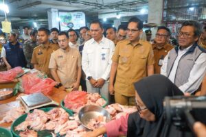 Walikota Medan Tinjau Pasar, Pastikan Stok Aman