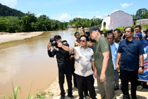 Gubsu Bobby Nasution Pastikan Rekonstruksi Tanggul dan Hunian Warga Tapteng Dipercepat