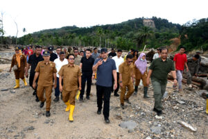 Percepat Rekonstruksi Pascabencana, Gubsu Bobby Nasution Tinjau Tanggul Sungai Badiri Tapteng