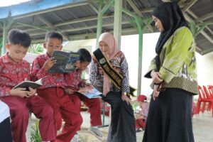 Bunda Literasi Asahan Yusnila Indriati Kunjungi SDN 015927 Padang Sipirok